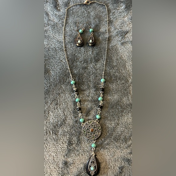 Set necklace and earrings - Picture 1 of 3